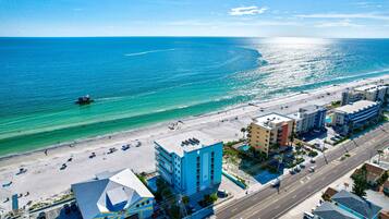 En la playa, camastros y toallas de playa