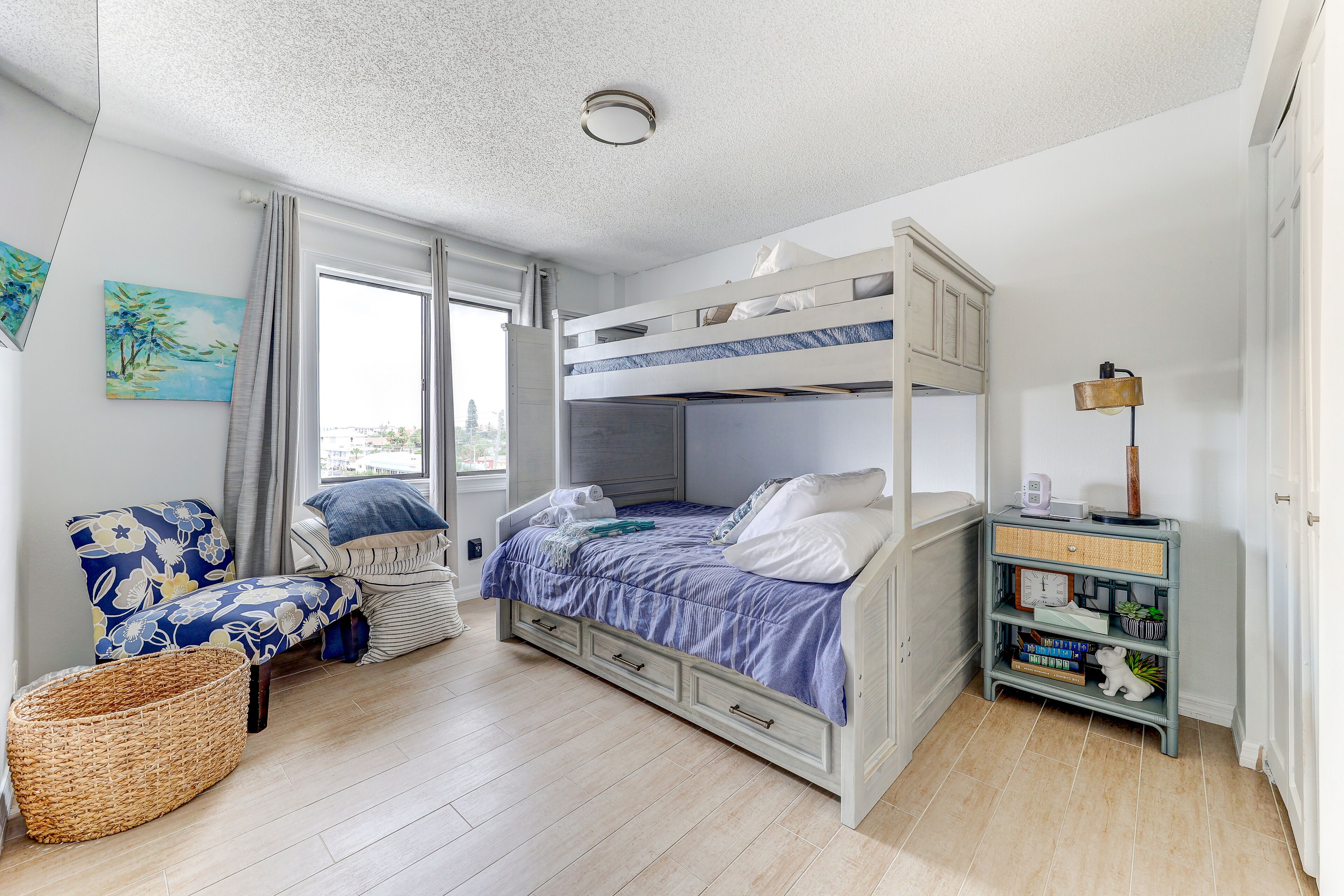 3 bedrooms, desk, iron/ironing board, travel cot