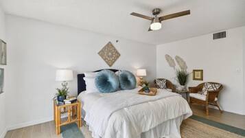 3 habitaciones, escritorio y tabla de planchar con plancha