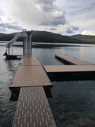 Christy's Cottage, Waterfront w/slide & Ice Shanty