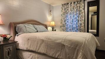 3 slaapkamers, een strijkplank/strijkijzer, gratis wifi, beddengoed