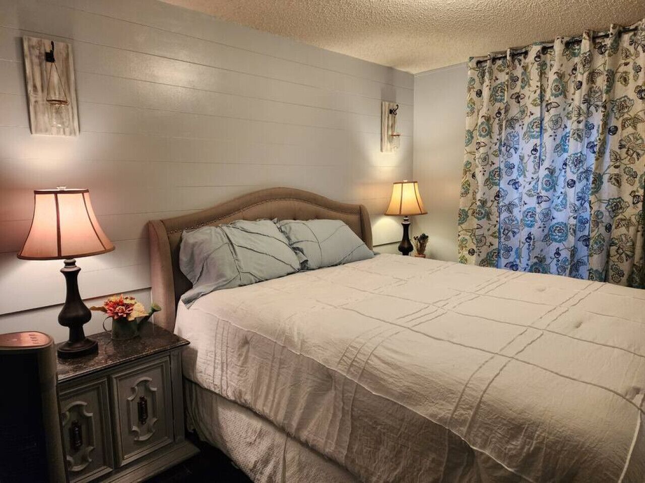 3 slaapkamers, een strijkplank/strijkijzer, gratis wifi, beddengoed