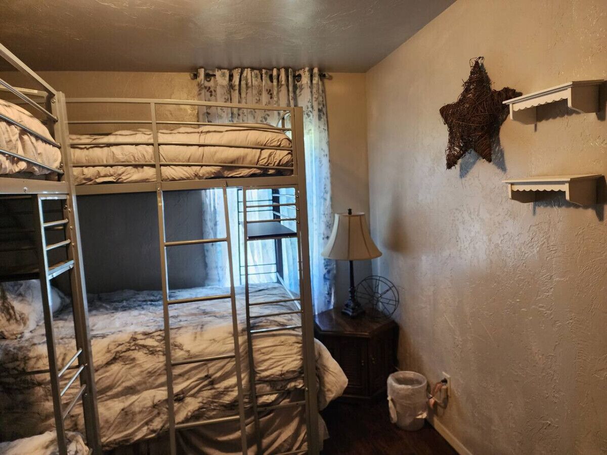 3 slaapkamers, een strijkplank/strijkijzer, gratis wifi, beddengoed