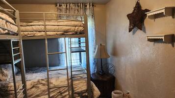 3 slaapkamers, een strijkplank/strijkijzer, gratis wifi, beddengoed