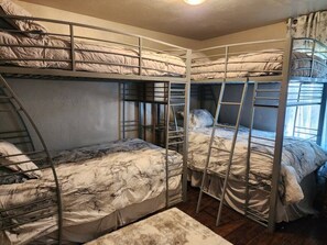 3 slaapkamers, een strijkplank/strijkijzer, gratis wifi, beddengoed