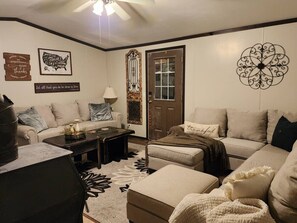 Smart TV, fireplace, video games, DVD player - Animal Village/W/Mountain Views (Kalispell)