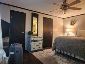 3 bedrooms, iron/ironing board, free WiFi, bed sheets - Animal Village/W/Mountain Views (Kalispell)