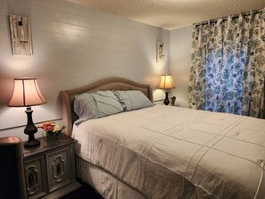 3 bedrooms, iron/ironing board, free WiFi, bed sheets - Animal Village/W/Mountain Views (Kalispell)