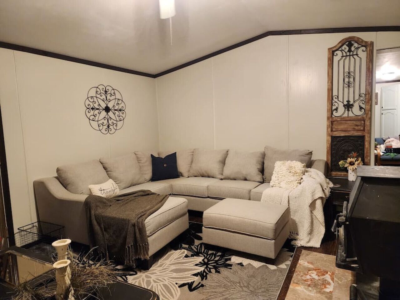 Een smart-tv, een open haard, videogames en een dvd-speler