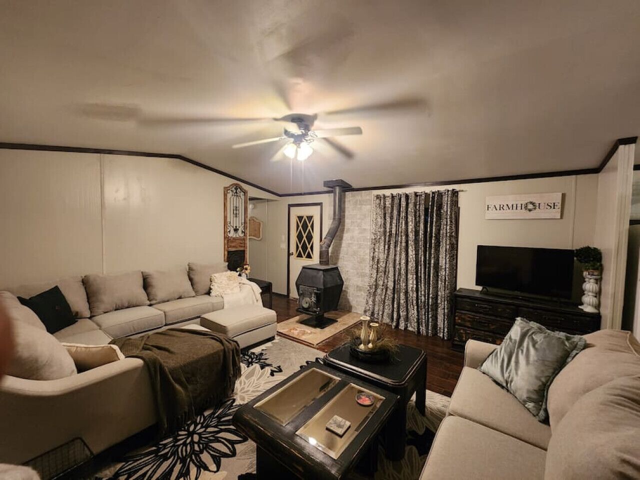 Smart-tv, een open haard, videospelletjes en een dvd-speler