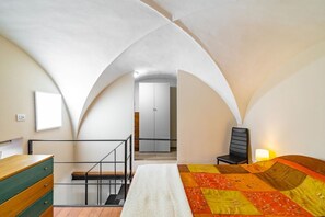 1 chambre, fer et planche à repasser