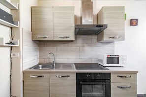 Frigorifero, microonde, forno, piano cottura