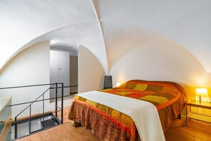 1 chambre, fer et planche à repasser