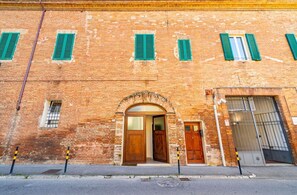 Exterior detail - Porta Romana Charming Apartment near the center! (Siena)