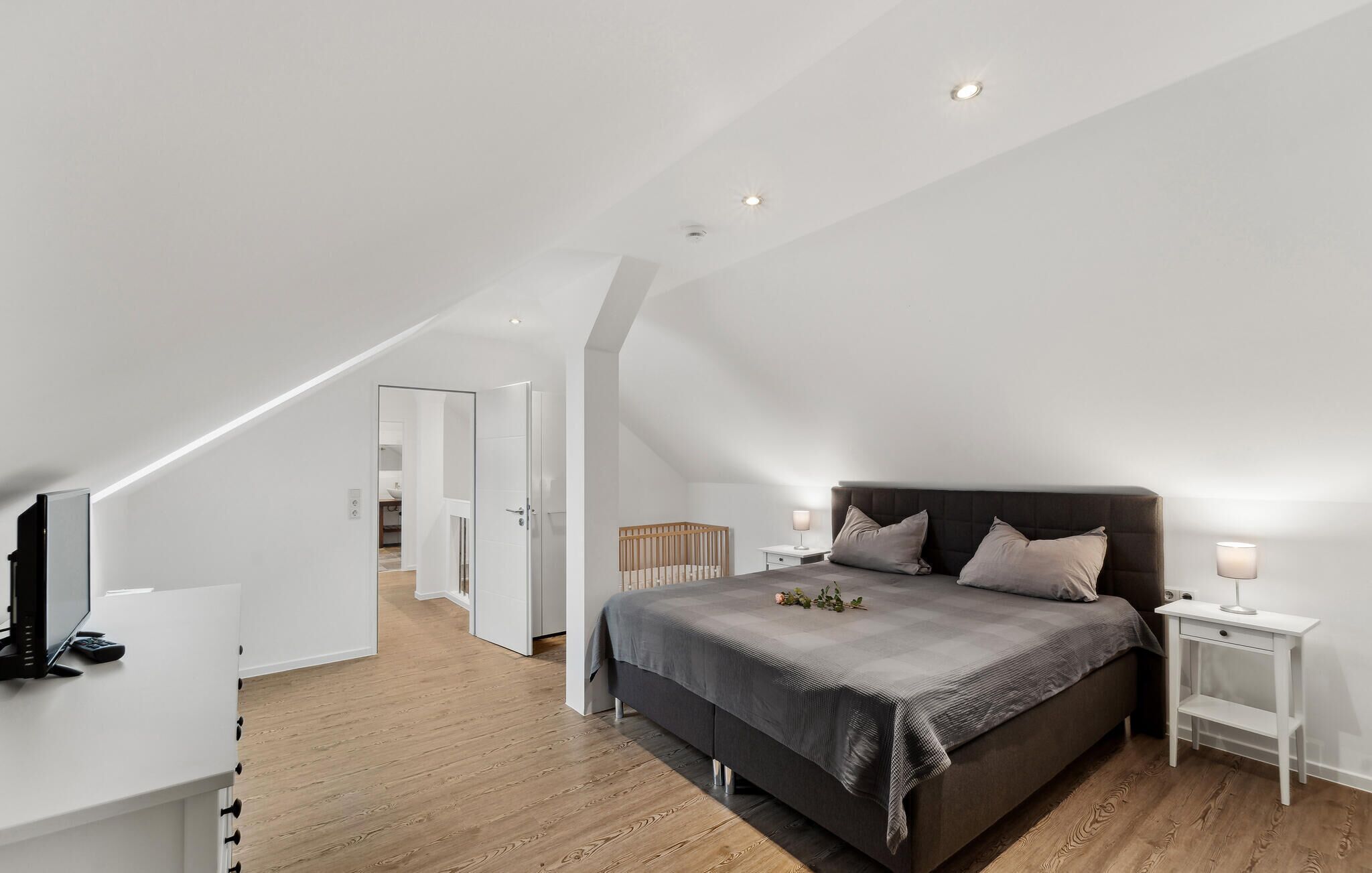 2 bedrooms, travel crib, free WiFi, bed sheets