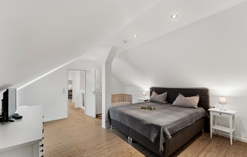 Gorgeous home in Loxstedt with WiFi