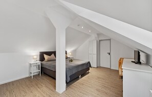 2 bedrooms, travel cot, free WiFi, bed sheets