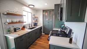 Kjøleskap, mikrobølgeovn, ovn og kjøkkenutstyr