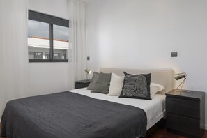 3 slaapkamers, een strijkplank/strijkijzer, reisbedje, wifi