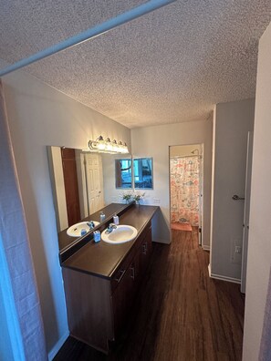 Serviettes fournies, savon, shampoing, papier toilette