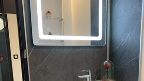 Shower, hair dryer, towels, soap - L'étoile de Mer - Étretat (Le Havre)