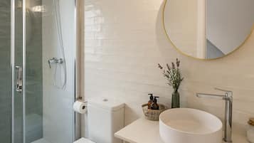 Articles de toilette gratuits, sĂšche-cheveux, serviettes fournies, savon
