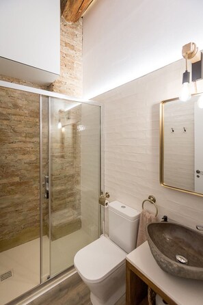 ヘアドライヤー、タオル、石鹸、トイレットペーパー