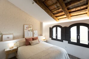 5 Schlafzimmer, Schreibtisch, Bügeleisen/Bügelbrett, WLAN