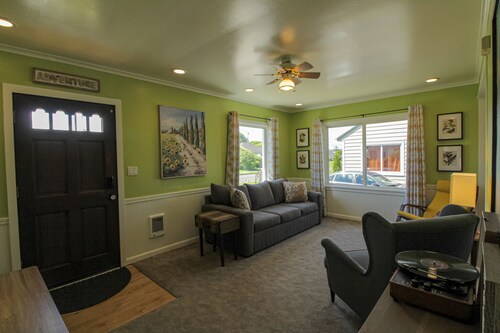 Work away ready, dog friendly. Downtown Tillamook - Modern Vintage