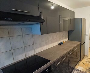 Fridge, oven, stovetop, cookware/dishes/utensils - Appartement Cosy à Montmagny (Montmagny)