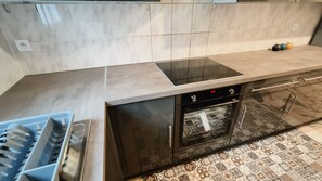 Geladeira, fogão, cooktop, talheres/pratos/utensílios de cozinha