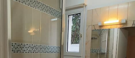 Douche, séchoir à cheveux, bidet, serviettes fournies