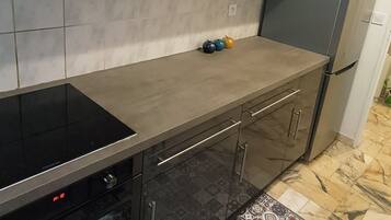 Réfrigérateur, four, plaque de cuisson