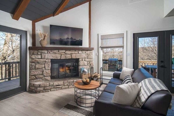 Smart TV, chimenea, videojuegos y oficina 