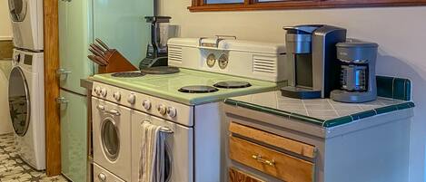 Jääkaappi, mikroaaltouuni, astianpesukone, vedenkeitin