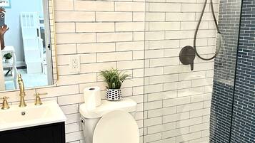 Serviettes fournies, savon, papier toilette