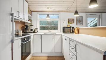 Køleskab, kogeplade, opvaskemaskine, kaffe-/temaskine