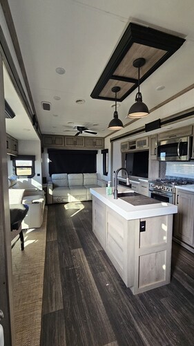 Romantic Stay in  Beautiful New RV on 30 Acres