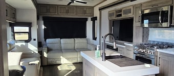 Romantic Stay in  Beautiful New RV on 30 Acres