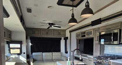 Romantic Stay in Beautiful New RV on 30 Acres
