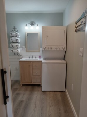 Dusche, Haartrockner, Handtücher