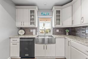 Mikrovågsugn, ugn, spishäll och diskmaskin