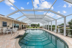 Utomhuspool och uppvärmd pool