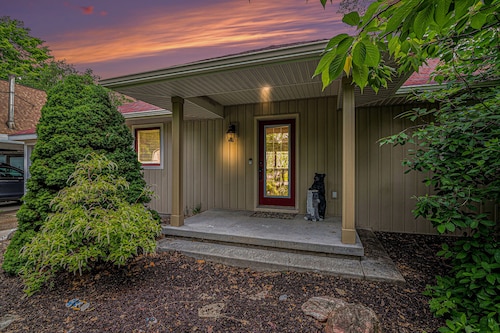 Bear Lake Bliss - 3bd/2ba overlooking Bear Lake w/ private dock