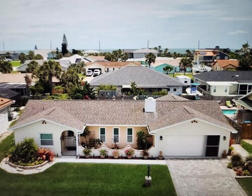 Beautiful house/pool/two blocks from the beach/close to Flagler beach/Daytona. 