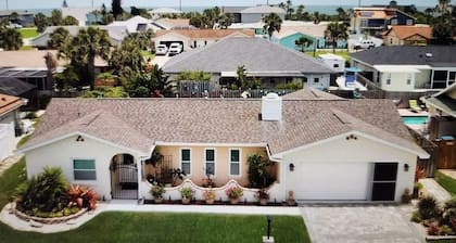 Beautiful house/pool/two blocks from the beach/close to Flagler beach/Daytona.