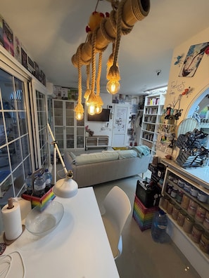 A cozy room with a desk, chair, and a bed. There are bookshelves, a TV, and a wall with motivational quotes. - Flat Surrounded by Nature, With Pool, and Beach Nearby (Son Parc)