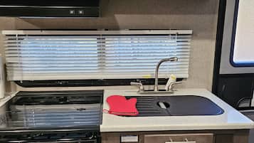 Lemari es, microwave, oven, dan kompor