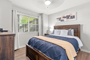 2 habitaciones, tabla de planchar con plancha y cuna de viaje 