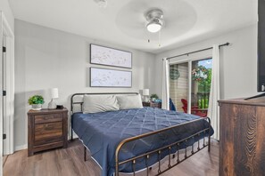 2 habitaciones, tabla de planchar con plancha y cuna de viaje